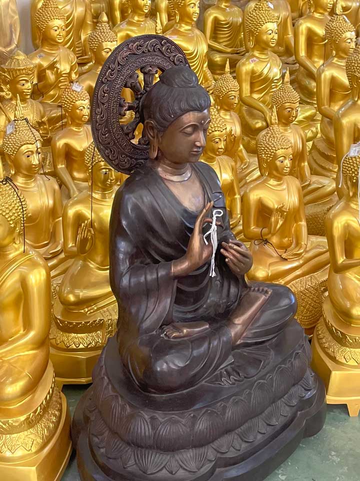 Eine Buddha Statue inmitten einer Sammlung von goldenen Buddhas