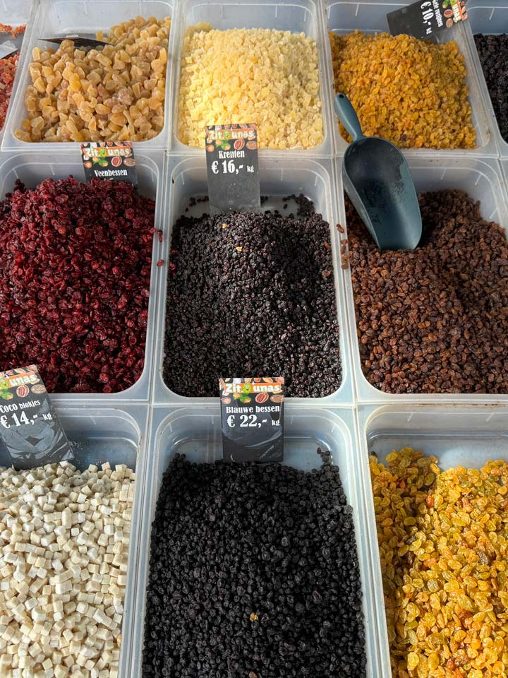 Gewürze und Früchte auf einem Markt